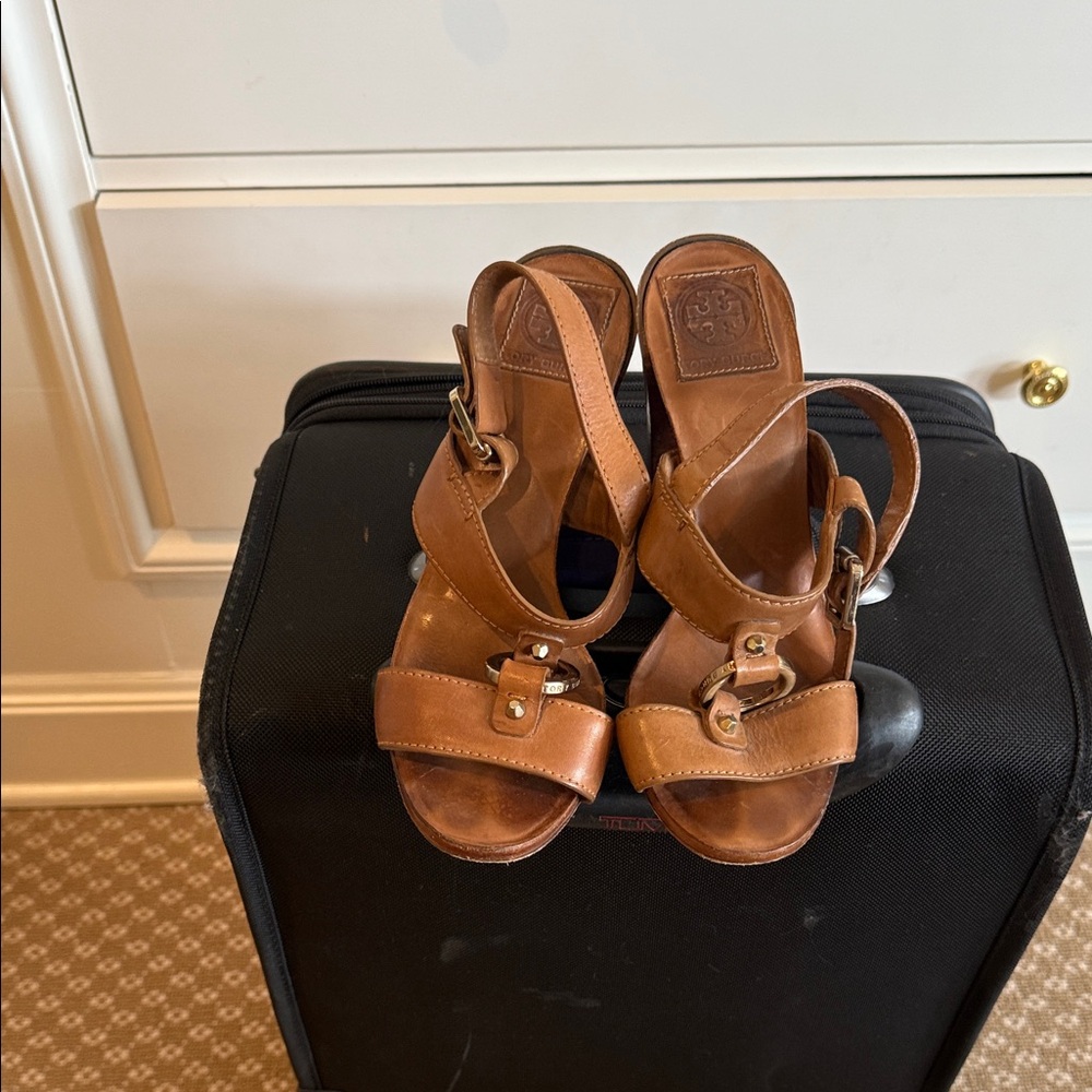 Tory Burch tan leather sandal.  Size 7.5
